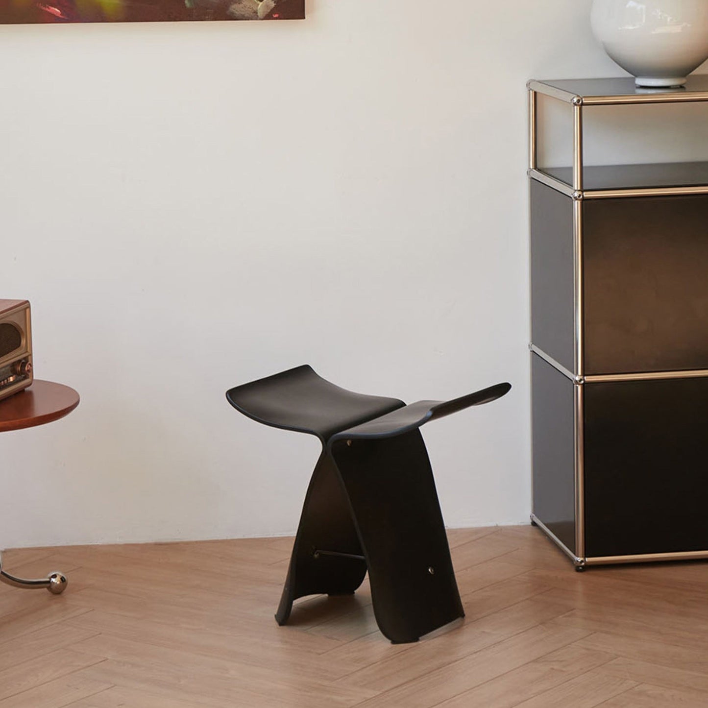 Eleganter Schmetterlingshocker – Zeitloses Design für Wohnzimmer und Eingangsbereich