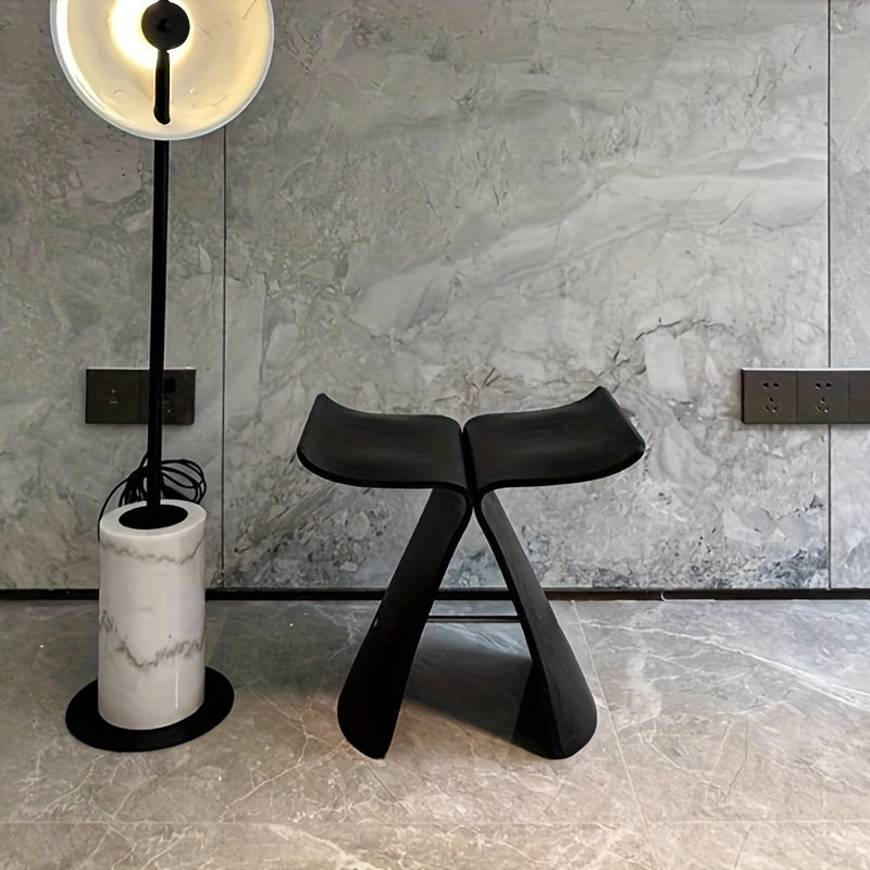 Eleganter Schmetterlingshocker – Zeitloses Design für Wohnzimmer und Eingangsbereich