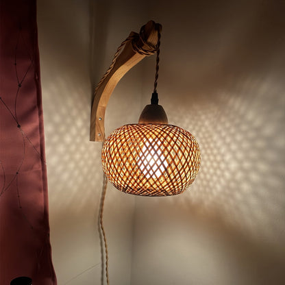 Rustikale Bambus Wandleuchte – Geflochtener Schirm mit Vintage-Stil und Stecker