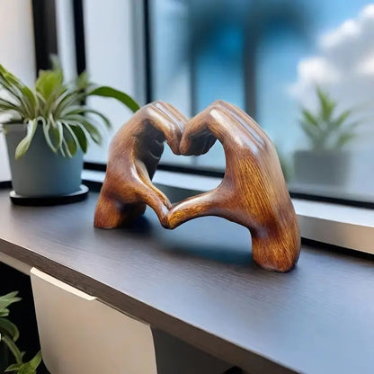 Herzförmige Skulptur – Moderne Kunst mit einem Romantischen Touch