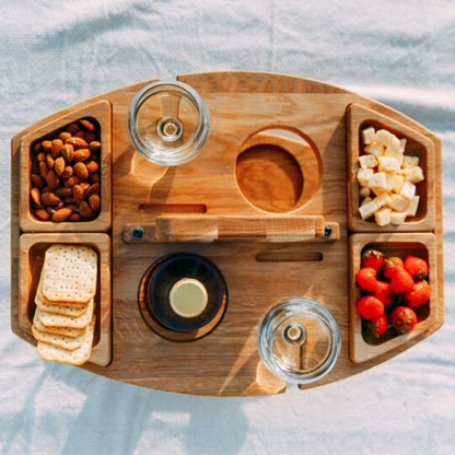 Eleganter Holztisch für Picknick und Wein – Praktisch und Luxuriös