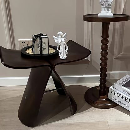 Eleganter Schmetterlingshocker – Zeitloses Design für Wohnzimmer und Eingangsbereich