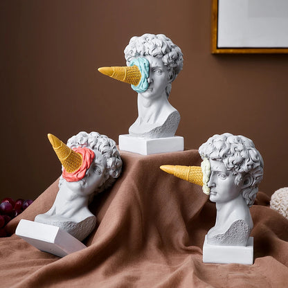 Statue mit Eiscreme – Verspielte Dekoration für zu Hause