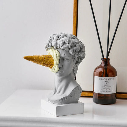 Statue mit Eiscreme – Verspielte Dekoration für zu Hause
