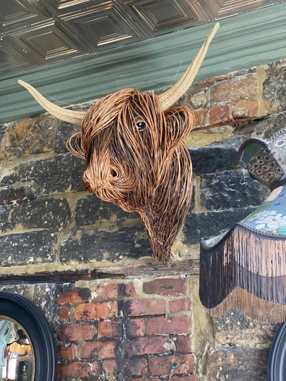 Toro Rustikale Wandskulptur – Handgefertigtes Kunstwerk aus Rattan