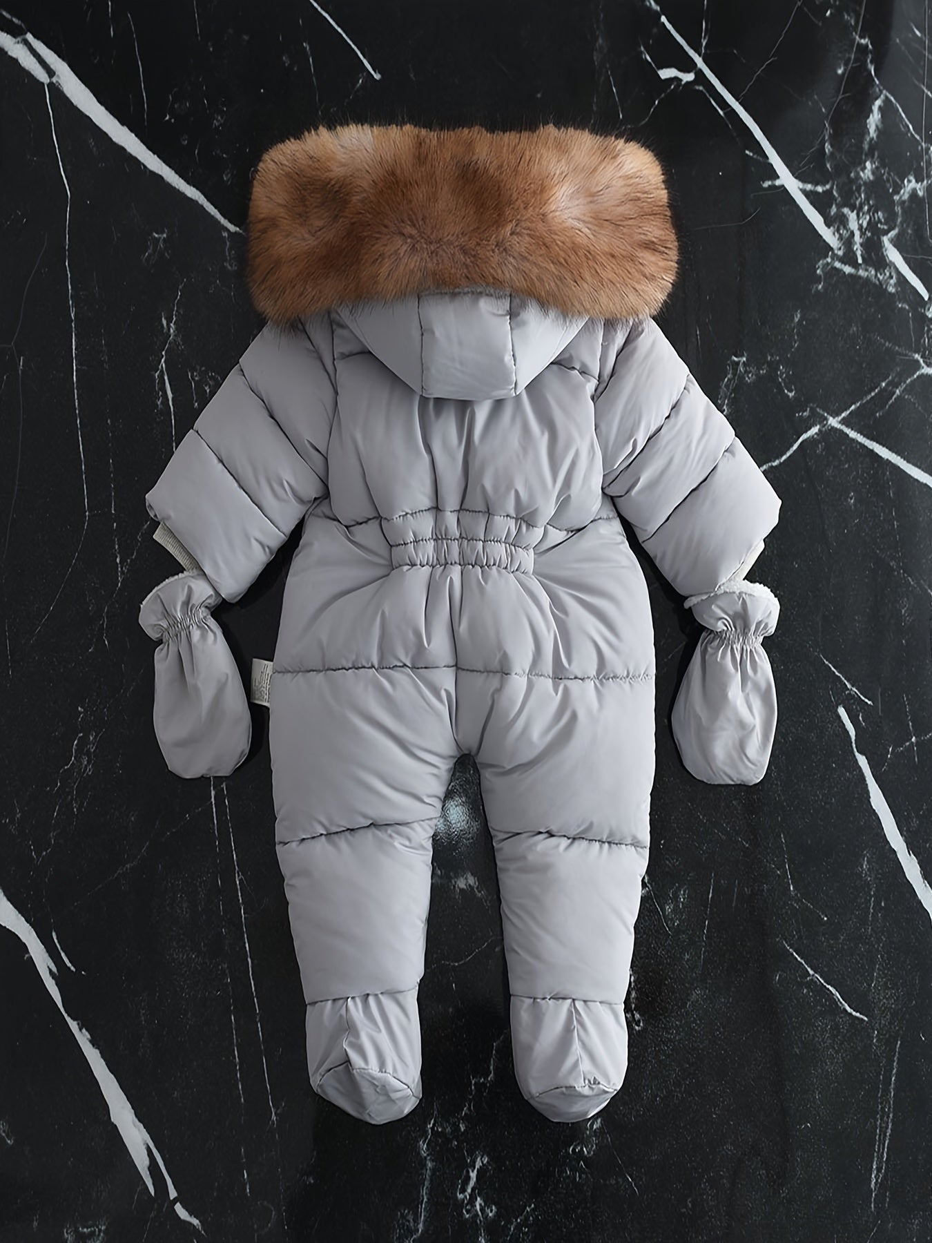 Frosty Baby Strampler – Luxus Winteroverall mit Kapuze für die kälteren Monate