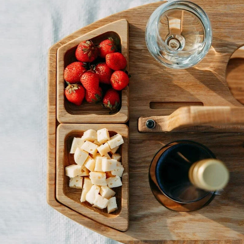 Eleganter Holztisch für Picknick und Wein – Praktisch und Luxuriös