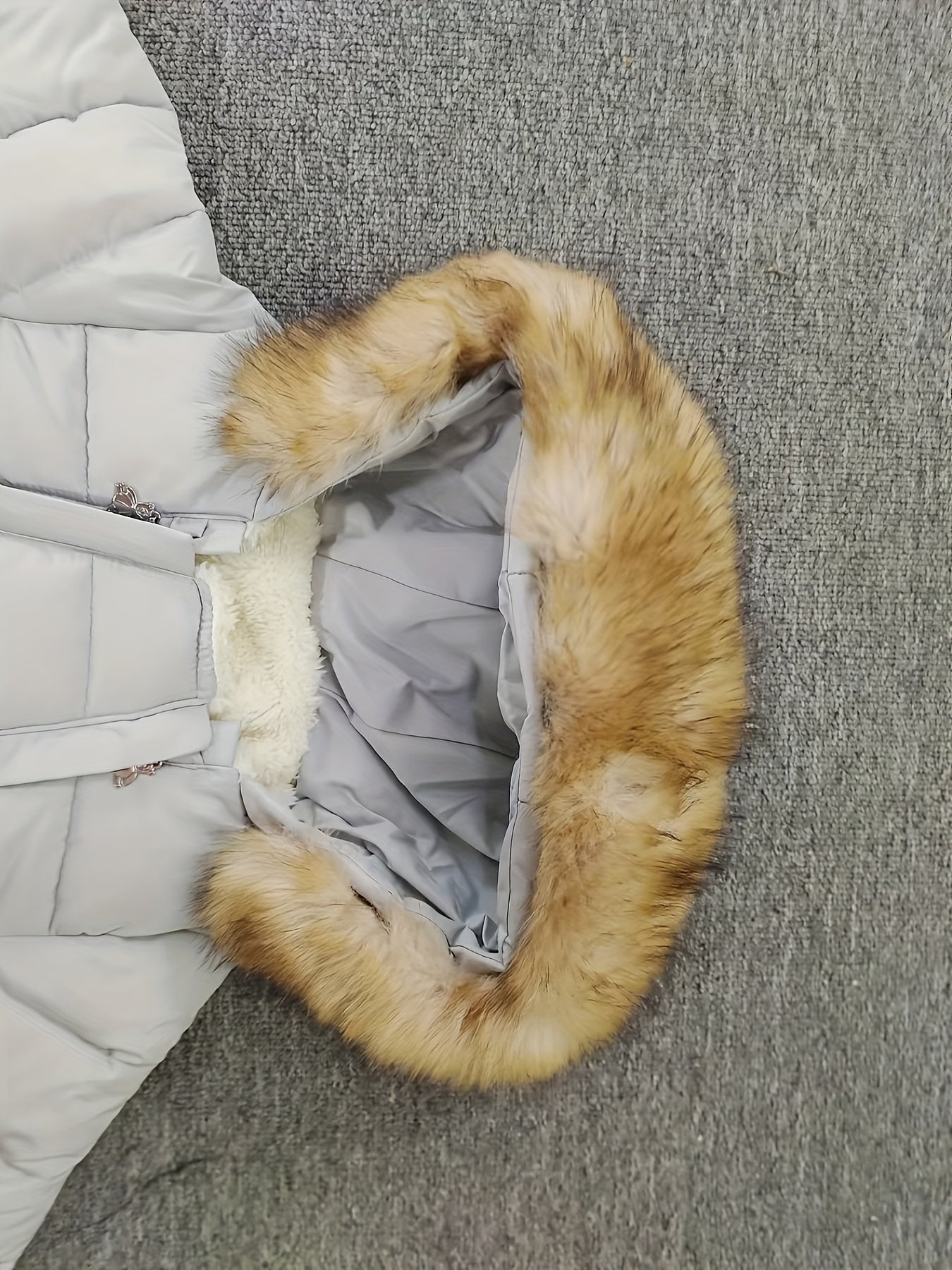 Frosty Baby Strampler – Luxus Winteroverall mit Kapuze für die kälteren Monate