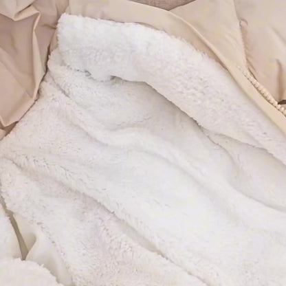 Frosty Baby Strampler – Luxus Winteroverall mit Kapuze für die kälteren Monate