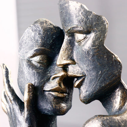 Umarmende Figuren Skulptur – Moderne Kunst für Zuhause