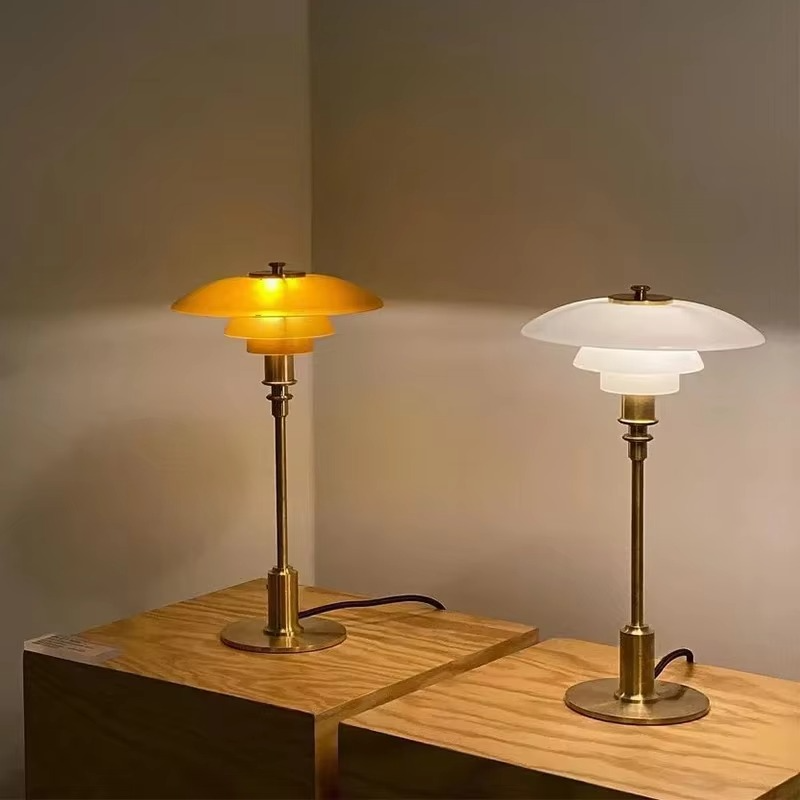 Design Tischlampe mit Glas-Schirm – Stimmungsvolles Licht und Minimalistische Eleganz