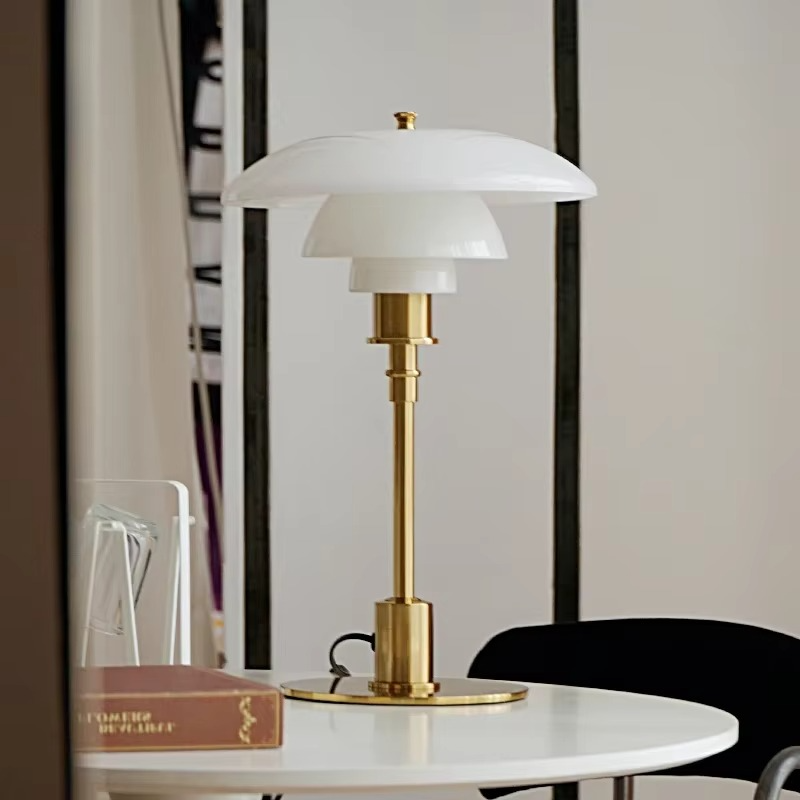 Design Tischlampe mit Glas-Schirm – Stimmungsvolles Licht und Minimalistische Eleganz