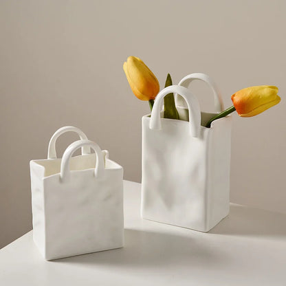 Design-Keramikvasen in kreativer Taschenform