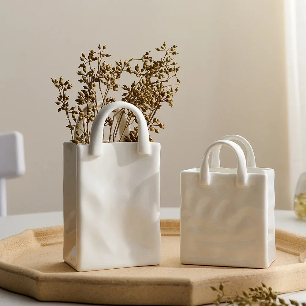 Design-Keramikvasen in kreativer Taschenform