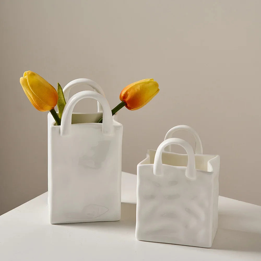 Design-Keramikvasen in kreativer Taschenform