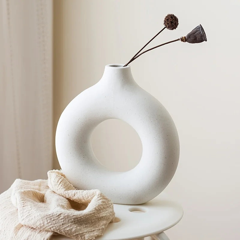 Runde Keramik-Vase im skandinavischen Stil