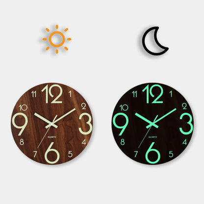 Holz-Wanduhr mit großem Ziffernblatt