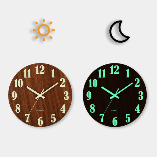 Holz-Wanduhr mit großem Ziffernblatt
