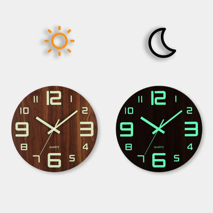 Holz-Wanduhr mit großem Ziffernblatt