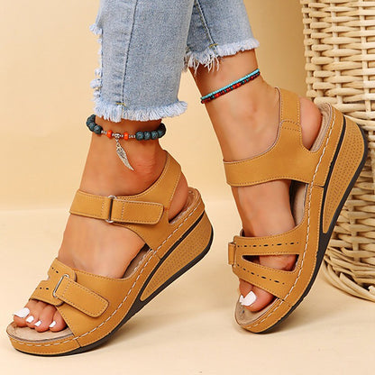 Orthopädische Damen Sandalen mit Keilabsatz für Komfort und Stil