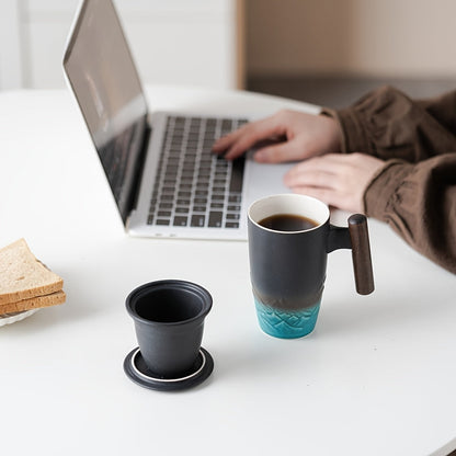 Handgefertigte Keramische Teetasse mit Sieb – Authentisches Design und Praktische Nutzung
