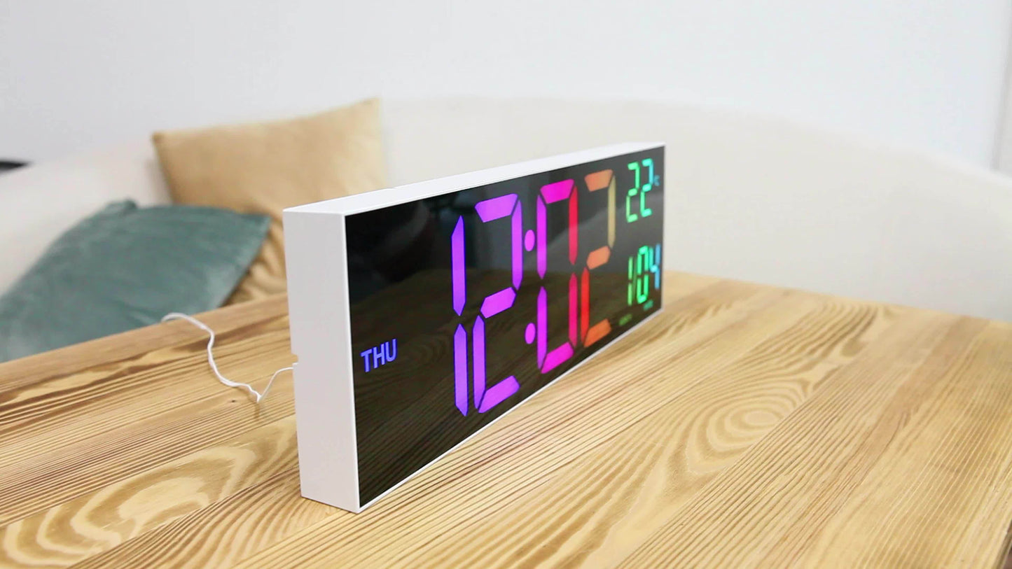 LumiWall Digitale Wanduhr – Groß, Farblich und Leicht Ablesbar