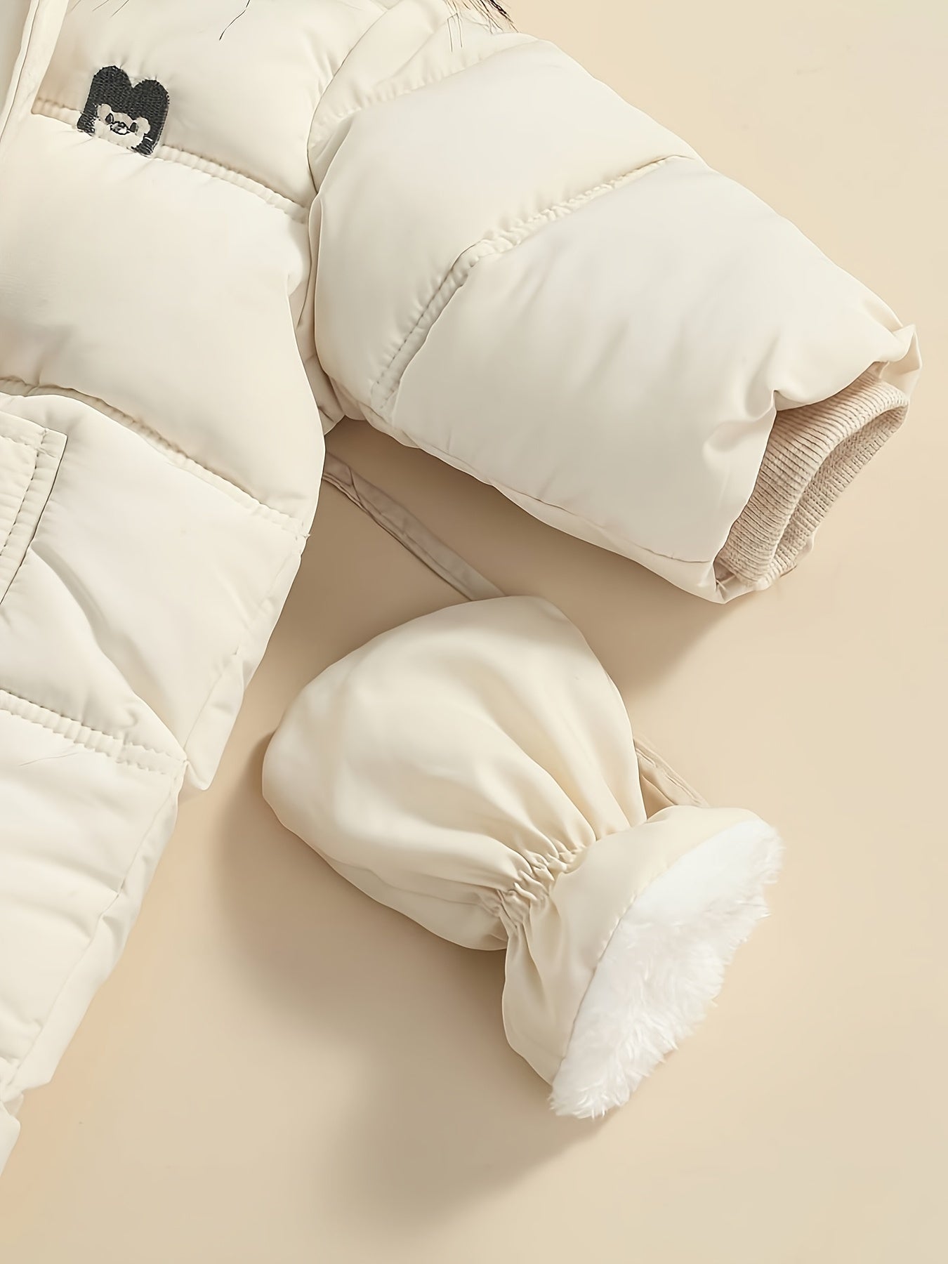 Snowy Baby Strampler – Warmer Winter-Overall mit Kapuze für draußen