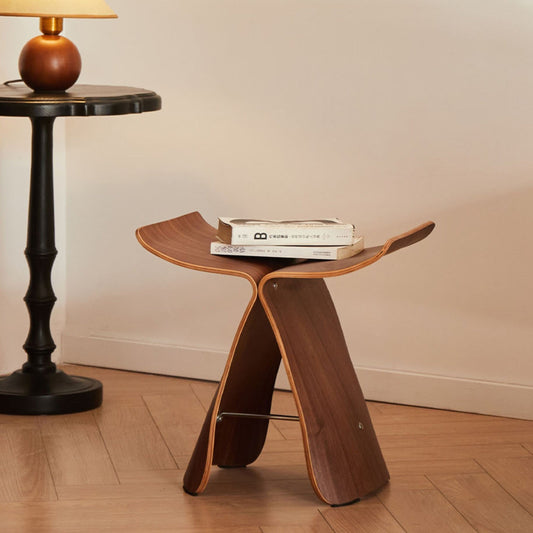 Eleganter Schmetterlingshocker – Zeitloses Design für Wohnzimmer und Eingangsbereich