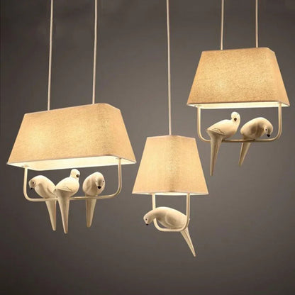 Hängelampe mit Vogel und Leinen-Schirm – Stimmungsvolles und Einzigartiges Design