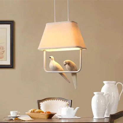 Hängelampe mit Vogel und Leinen-Schirm – Stimmungsvolles und Einzigartiges Design