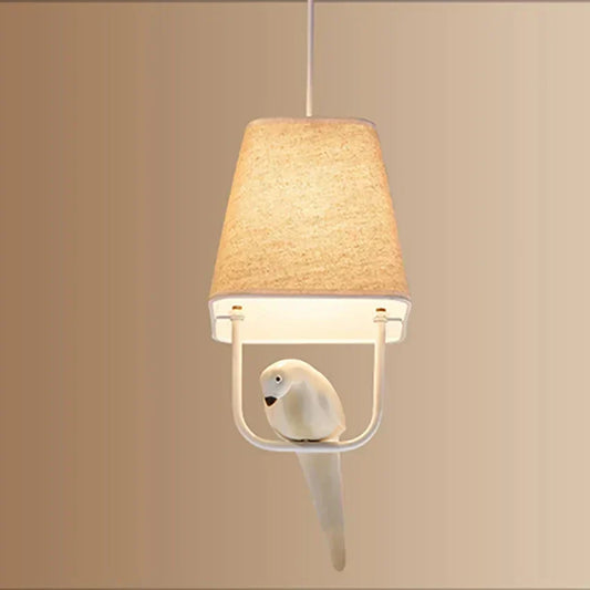 Hängelampe mit Vogel und Leinen-Schirm – Stimmungsvolles und Einzigartiges Design