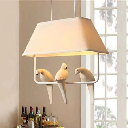 Hängelampe mit Vogel und Leinen-Schirm – Stimmungsvolles und Einzigartiges Design