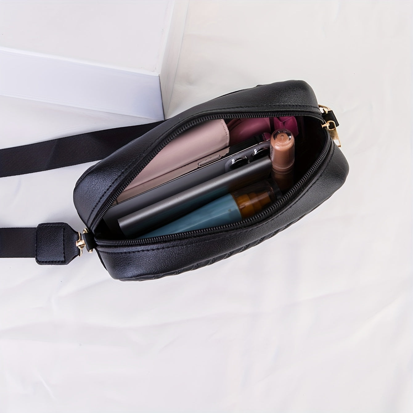 Elegante Leichtgewicht Damenhandtasche – Gestreift und Gepolstert mit Goldener Hardware