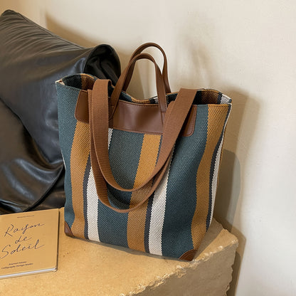 MetroStripe Casual Tote – Funktionalität und Design