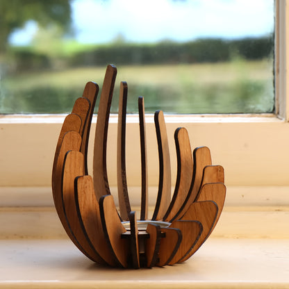Bohemian Lotus Kerzenhalter – Handgefertigtes Schichtdesign aus Holz