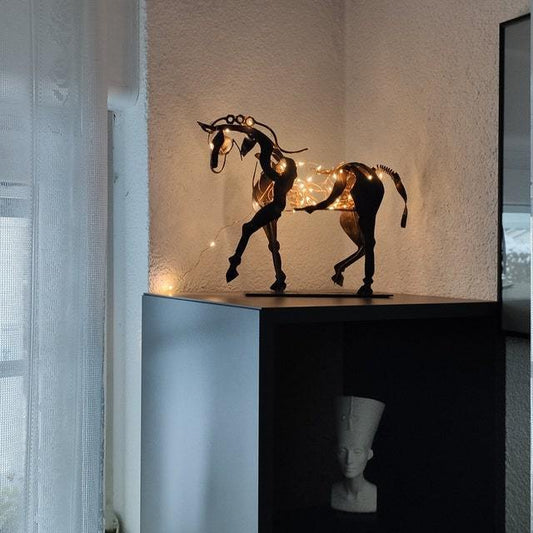 Pferdeskulptur mit Lichterkette