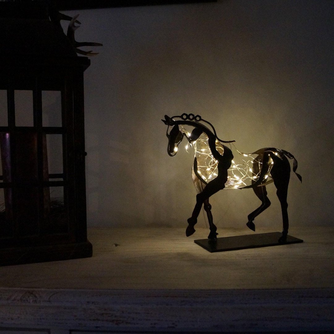 Pferdeskulptur mit Lichterkette