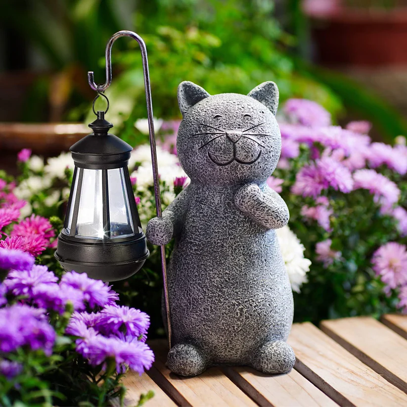 Verzauberte Katze mit Schmetterling – Stimmungsvolles Licht für deinen Garten