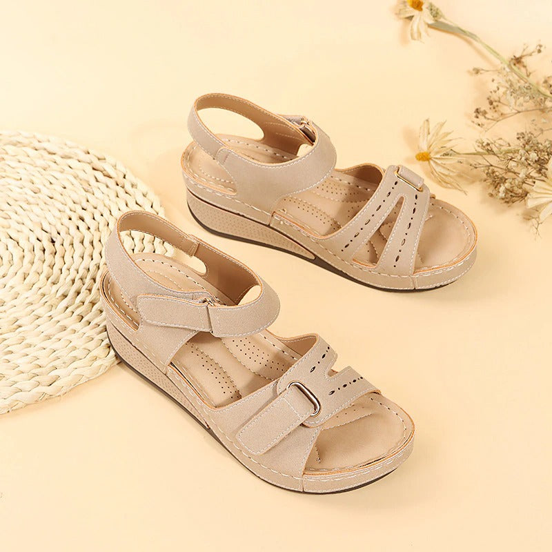 Orthopädische Damen Sandalen mit Keilabsatz für Komfort und Stil
