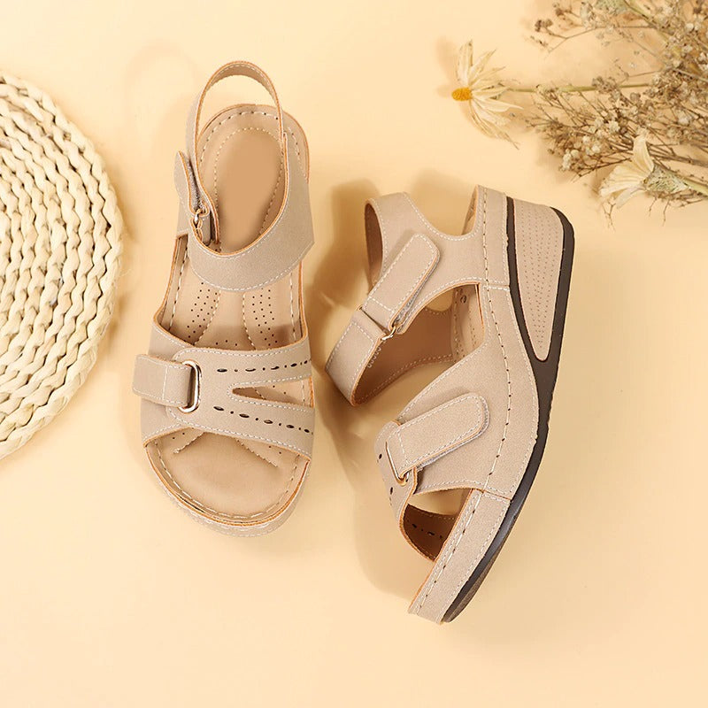 Orthopädische Damen Sandalen mit Keilabsatz für Komfort und Stil