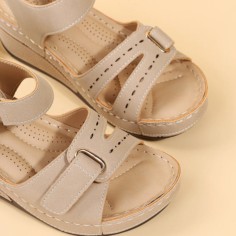 Orthopädische Damen Sandalen mit Keilabsatz für Komfort und Stil