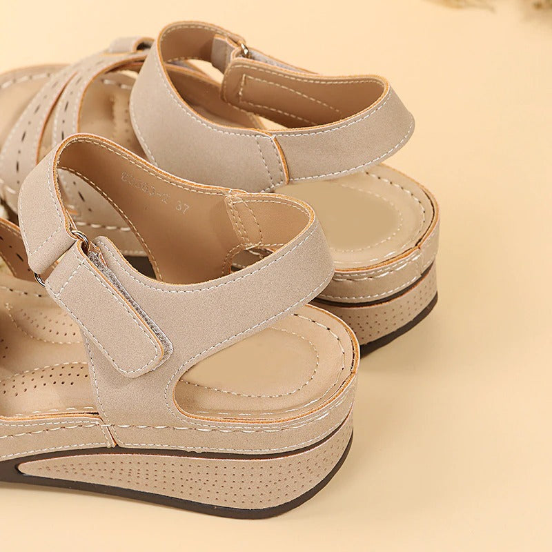 Orthopädische Damen Sandalen mit Keilabsatz für Komfort und Stil