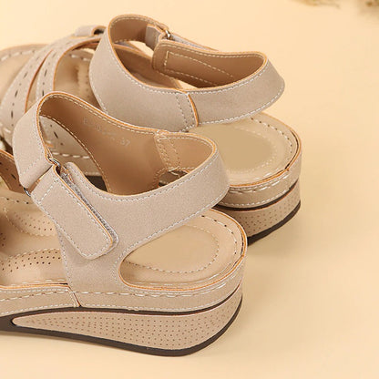 Orthopädische Damen Sandalen mit Keilabsatz für Komfort und Stil