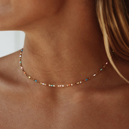 Soléna Choker – Subtile Farbenpracht mit Raffinierten Details