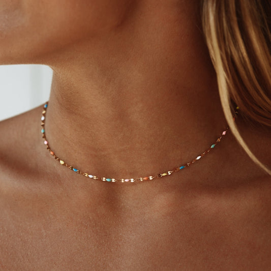 Soléna Choker – Subtile Farbenpracht mit Raffinierten Details